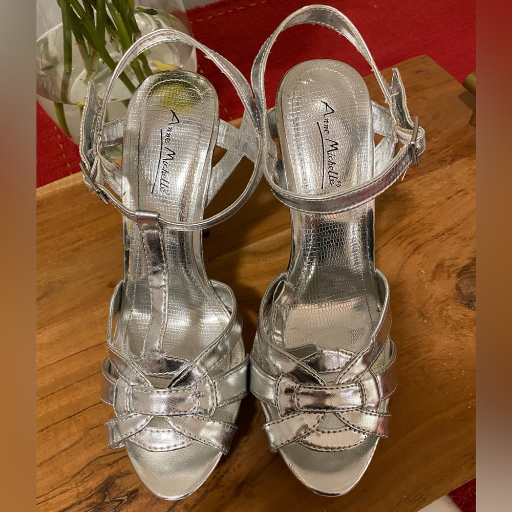 Anne Michelle Woman’s Silver Heels, Size 8